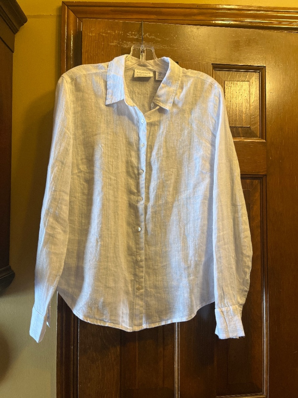 NWT Jones New York 100% Linen Shirt.  White/Pale Blue.  Long Sleeve.  Sz. M.